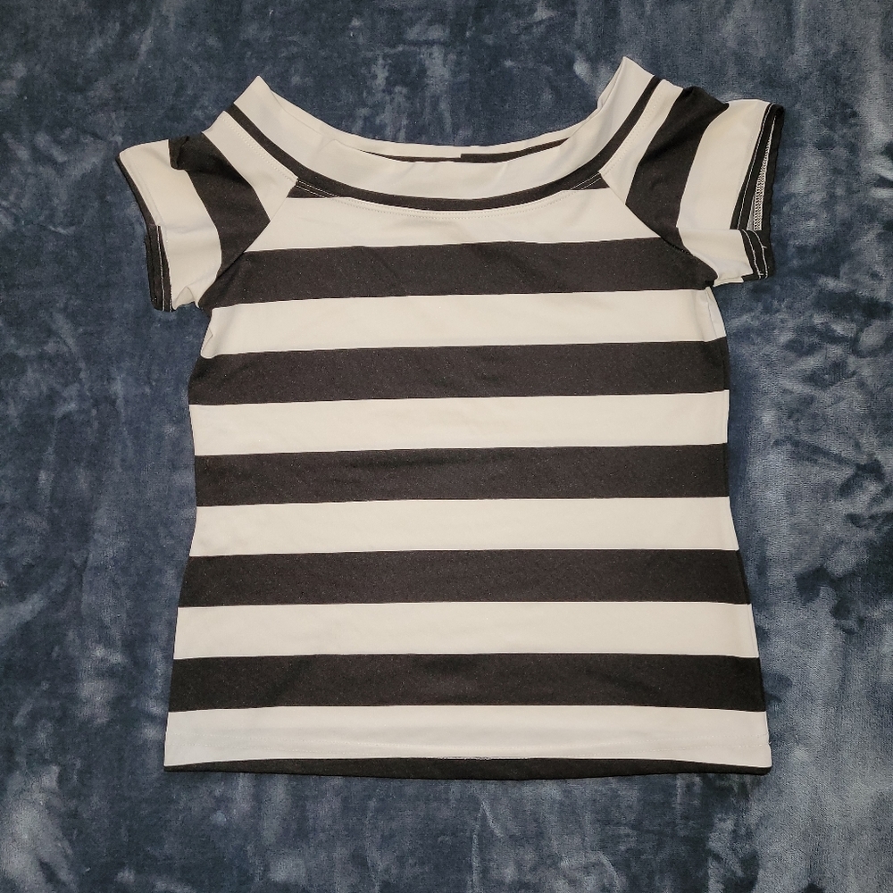 Large (11/13) No Boundaies black & white shirt